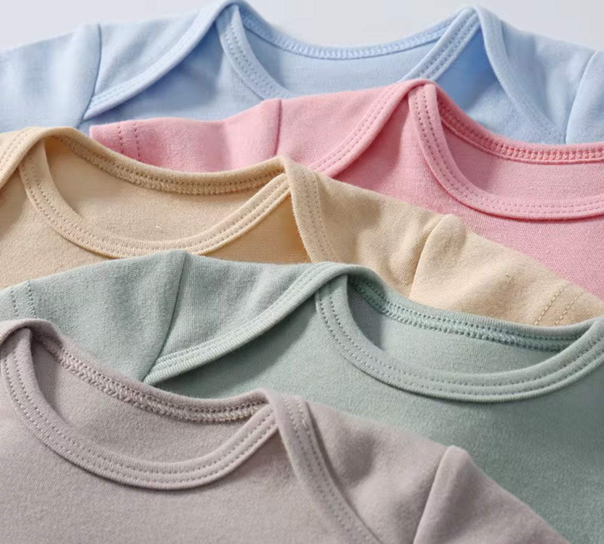 Gebreide Babyrompertjes in Lichte Kleur/Effen Design